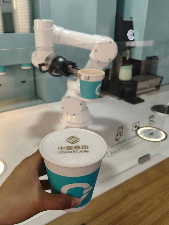 咖啡机器人COFE+亮相2025进博会不朽情缘电子游戏世界第一的第 6 代(图3)