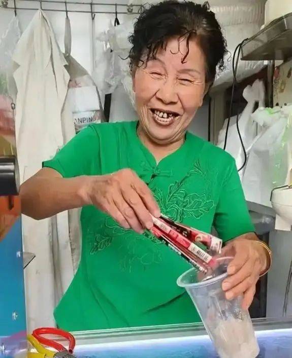元手冲“咖啡阿姨”：生意淡了快乐回来了不朽情缘从日销400杯到100杯！10(图1)