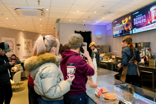 店启幕 “咖啡+文化”解锁品牌本土新体验mg不朽情缘网站肯悦咖啡×成都礼物联名(图3)